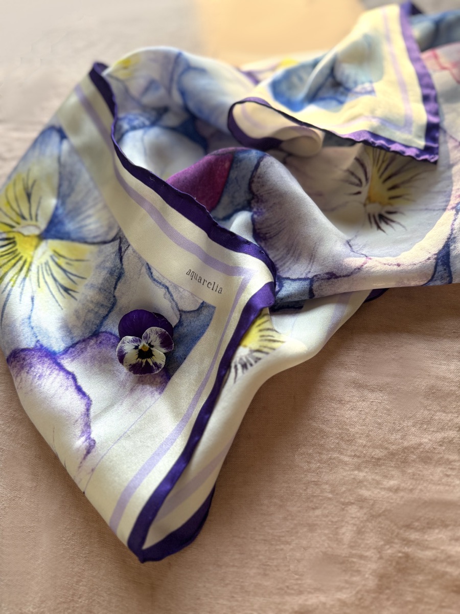 Apaszka jedwabna Bratki — ręcznie malowane akwarelowe bratki na jedwabiu