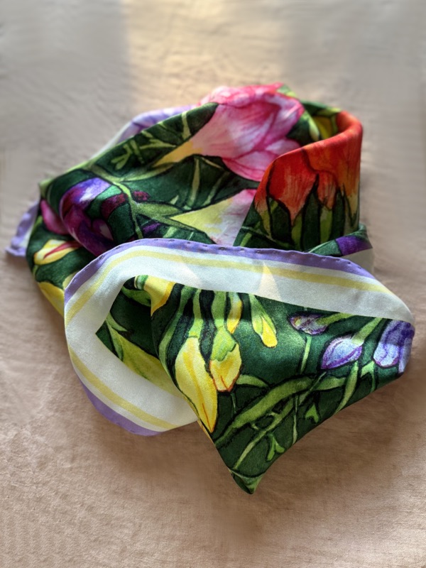 Apaszka jedwabna Frezje — akwarelowe kolorowe frezje na jedwabiu