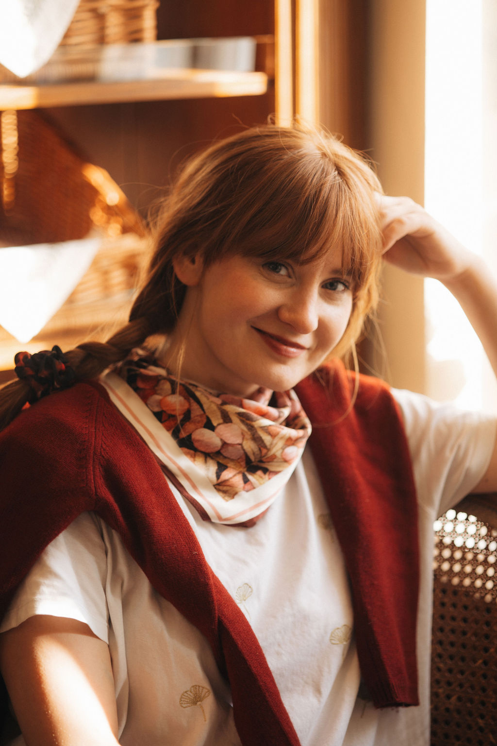 Kobieta w apaszce jedwabnej Aquarelia — elegancki dodatek na co dzień