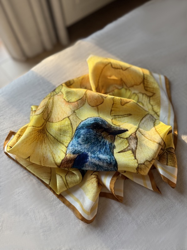 Apaszka jedwabna Miłorząb — złote liście miłorzębu z niebieskim ptakiem na jedwabiu