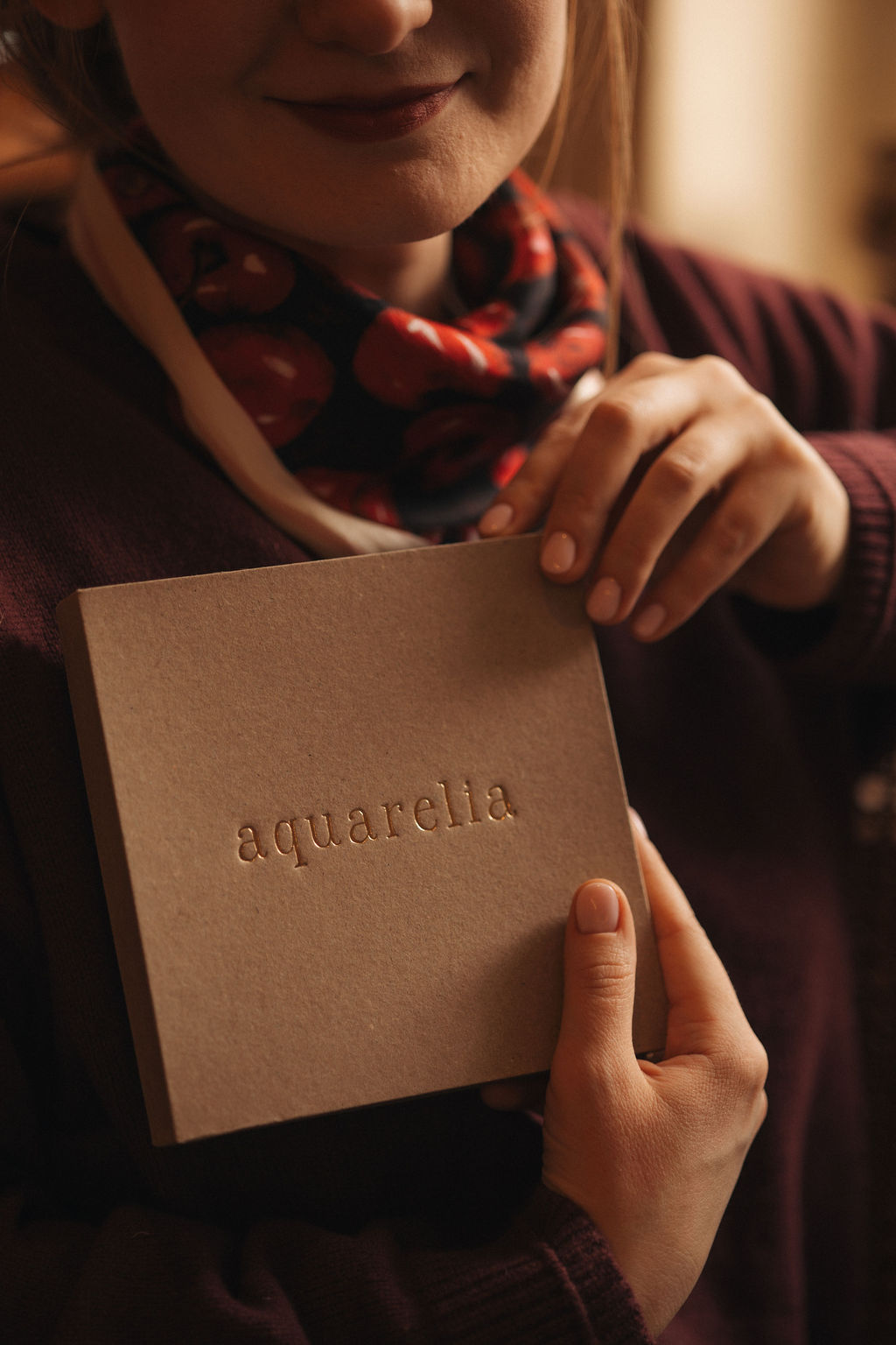 Pudełko Aquarelia z tłoczonym logo — eleganckie pakowanie apaszki jedwabnej