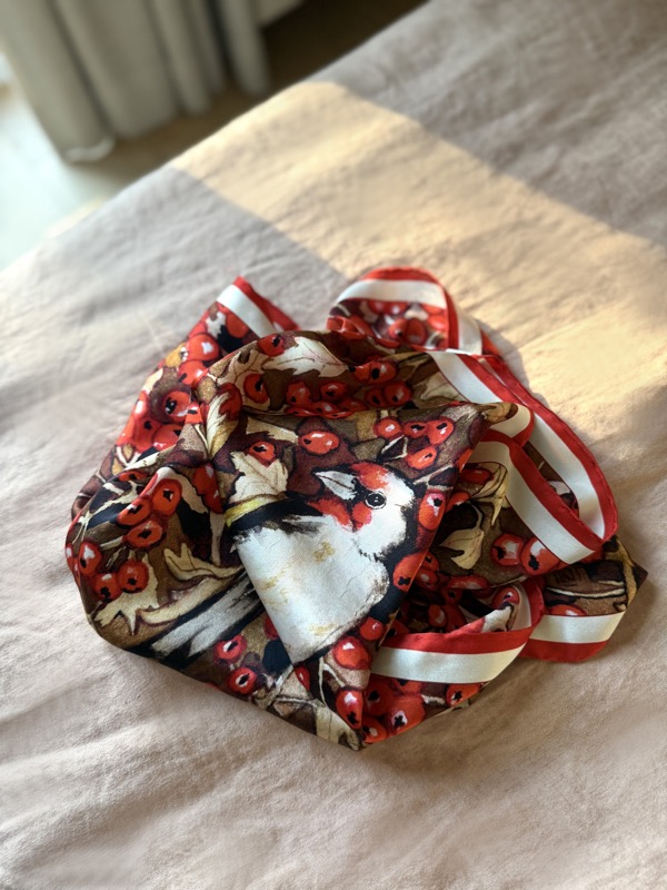 Apaszka jedwabna Szczygieł — czerwone jarzębiny i ptak szczygieł na jedwabiu